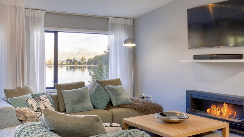 Central Water Views - Queenstown Holiday Townhouse