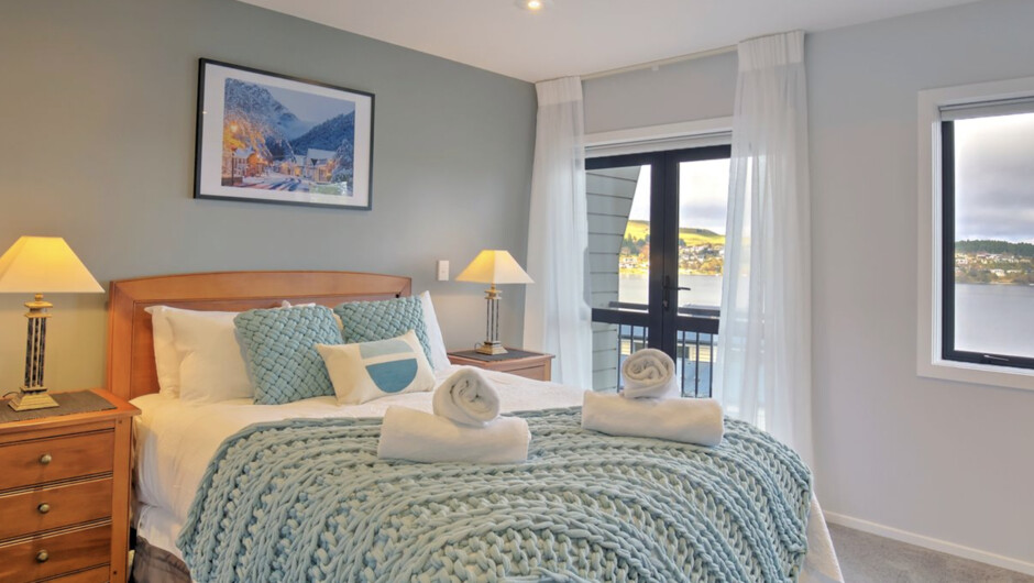 Central Water Views - Queenstown Holiday Townhouse