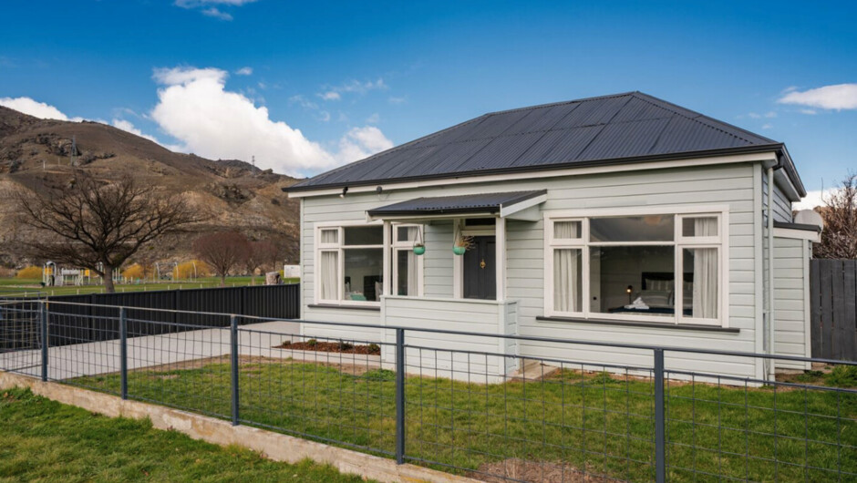 Lake Dunstan Cottage - Cromwell Holiday Home