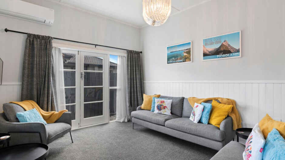 Lake Dunstan Cottage - Cromwell Holiday Home