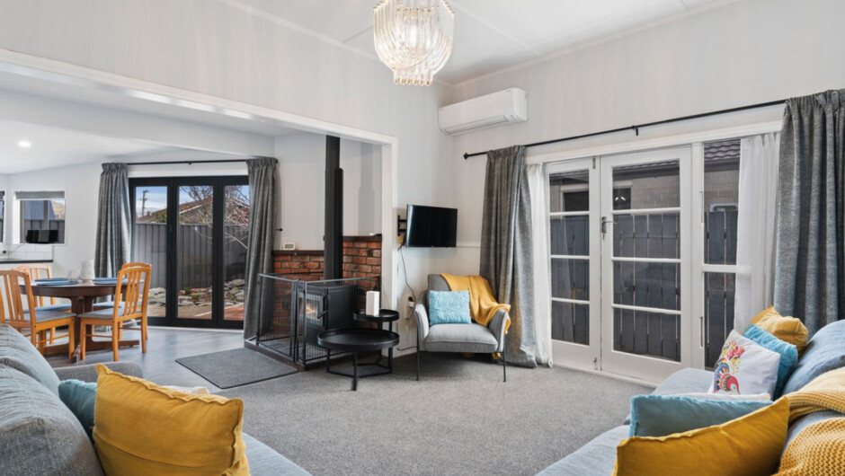 Lake Dunstan Cottage - Cromwell Holiday Home