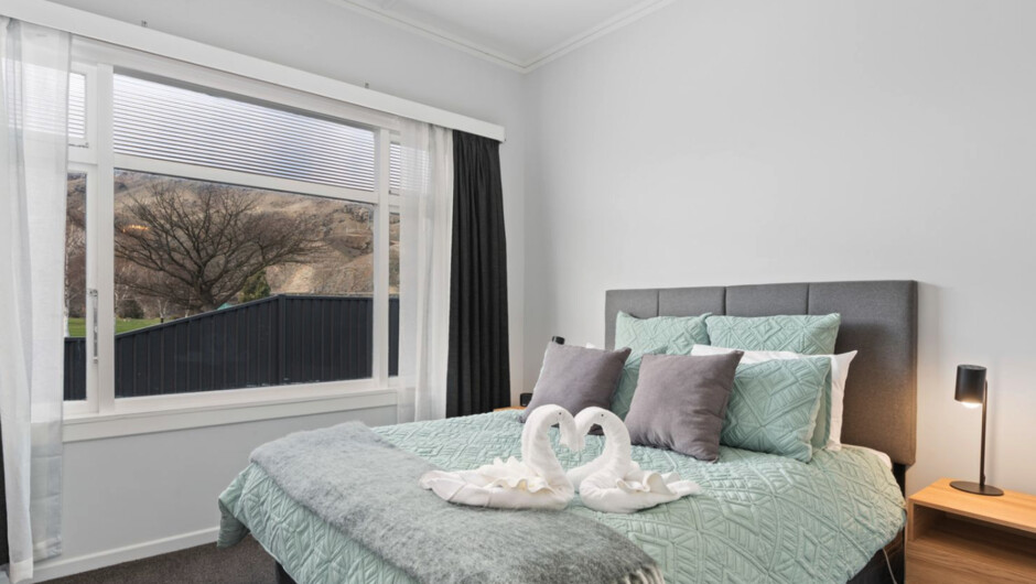 Lake Dunstan Cottage - Cromwell Holiday Home