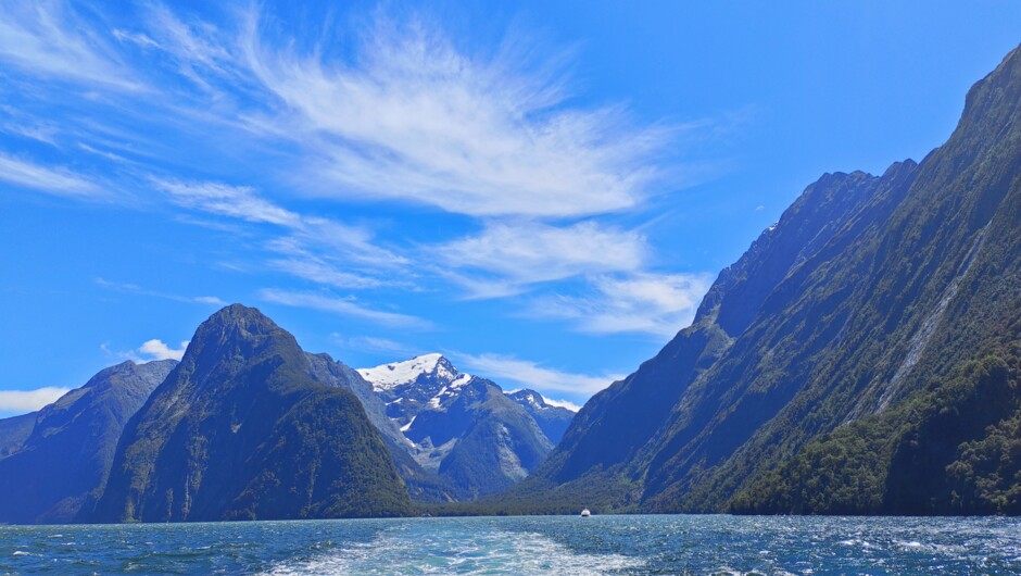 Milford Sound. Experience the fjord landscape unique to New Zealand, which cannot be found in China.