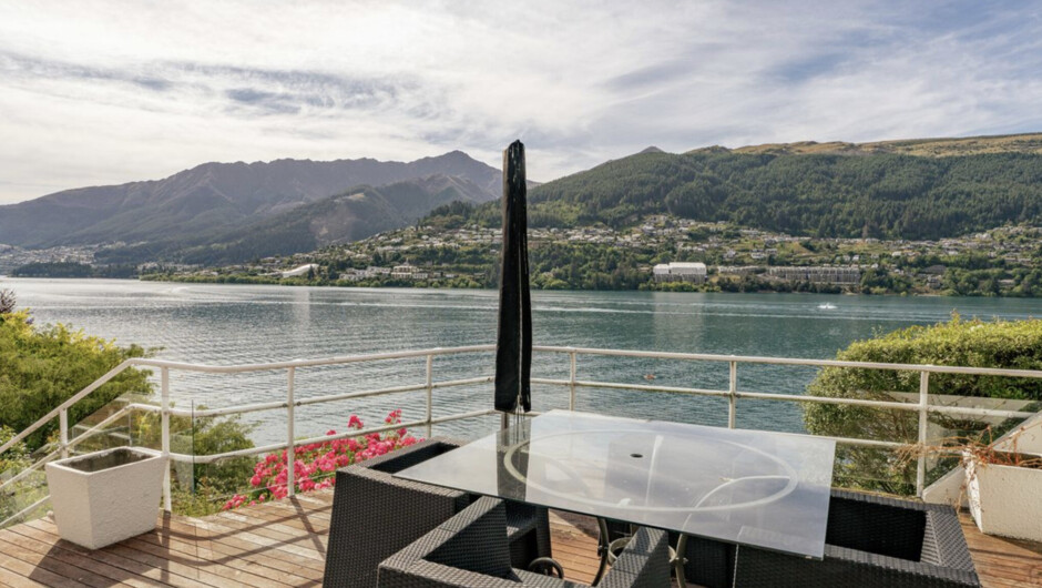 Lakefront Serenity - Queenstown Holiday Home