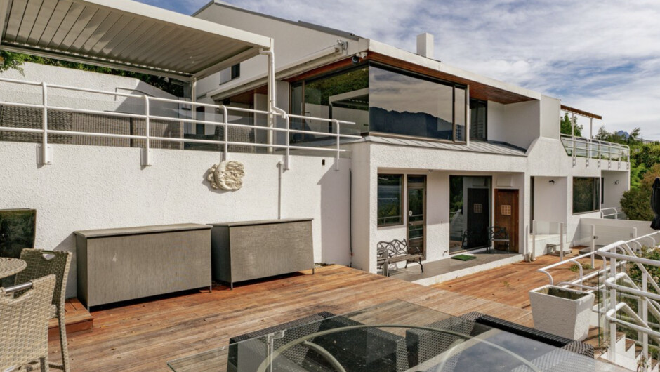Lakefront Serenity - Queenstown Holiday Home