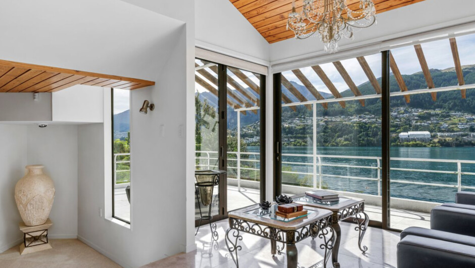Lakefront Serenity - Queenstown Holiday Home