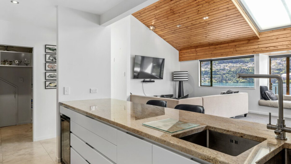 Lakefront Serenity - Queenstown Holiday Home