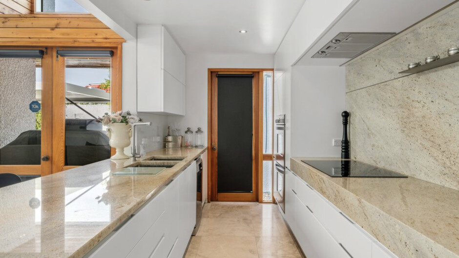 Lakefront Serenity - Queenstown Holiday Home