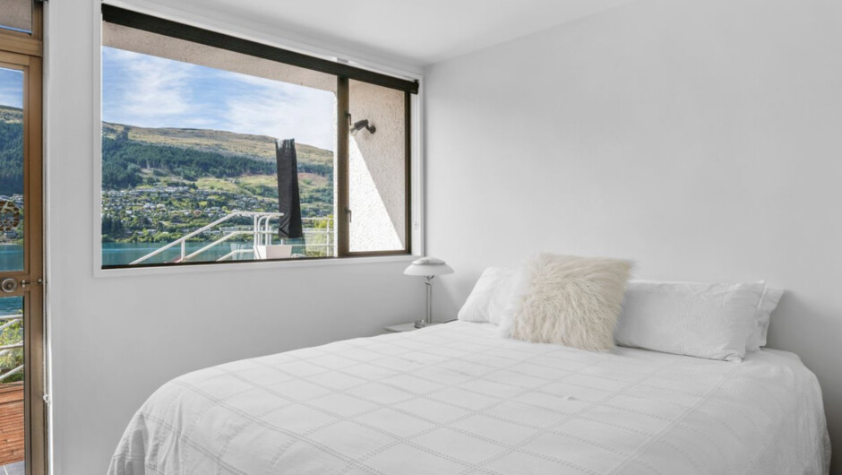 Lakefront Serenity - Queenstown Holiday Home