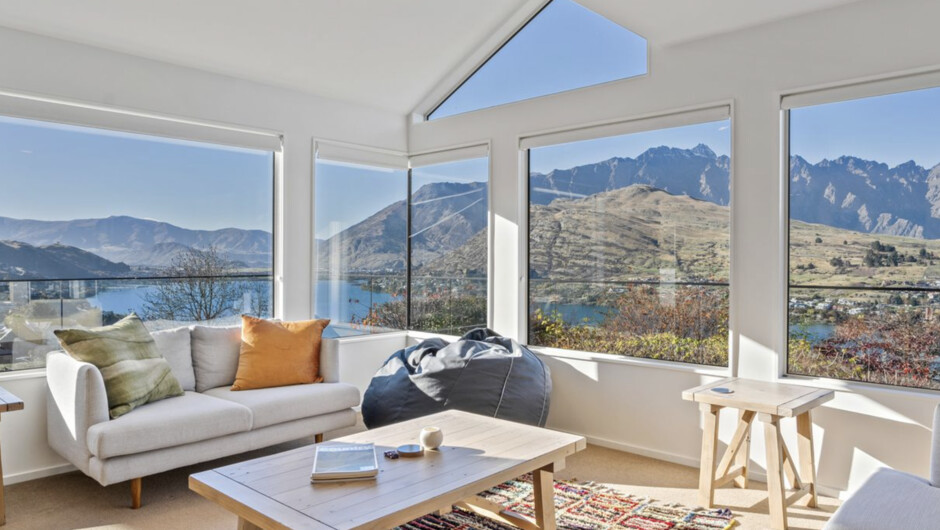 Hensman House - Queenstown Holiday Home