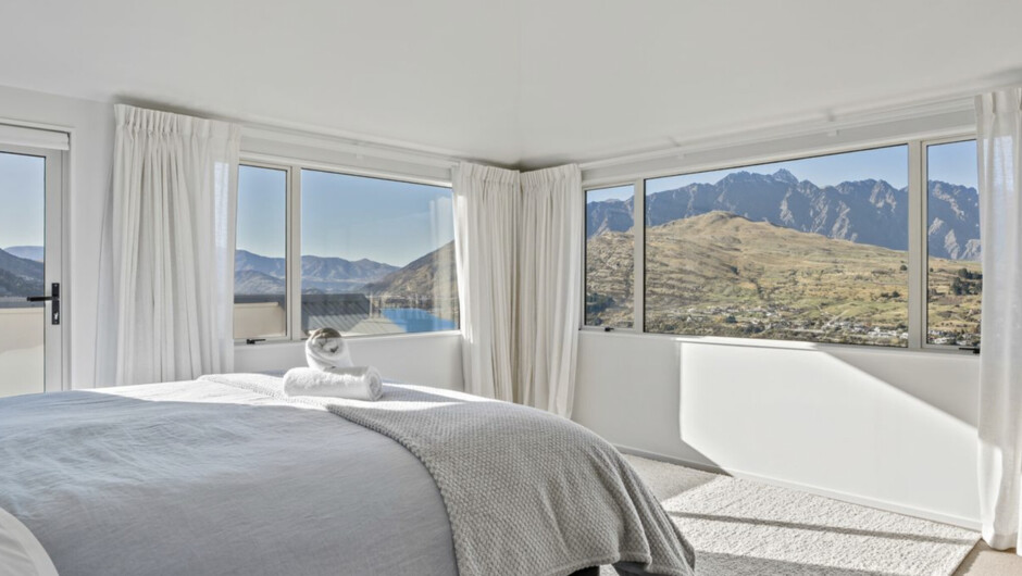 Hensman House - Queenstown Holiday Home