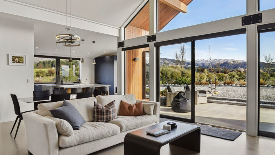 Eight On Jackson - Luggate Holiday Home
