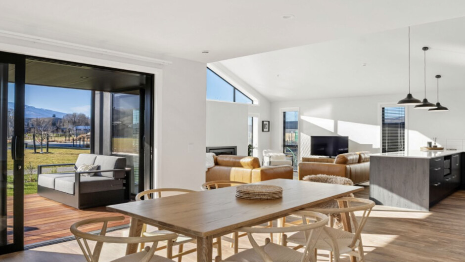 Harper on Hadley - Cromwell Holiday Home