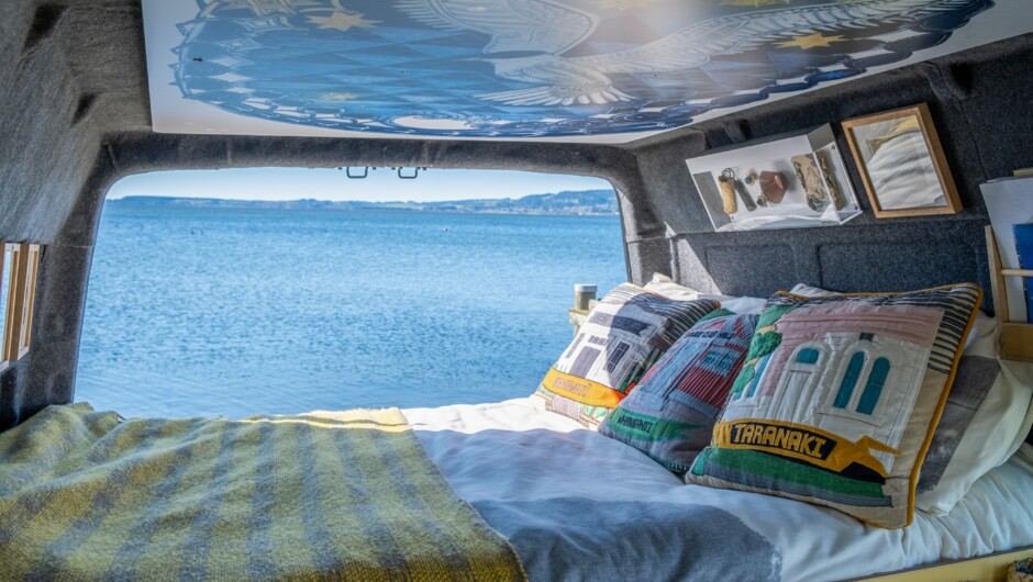 Fixed bed for relaxing, day or night