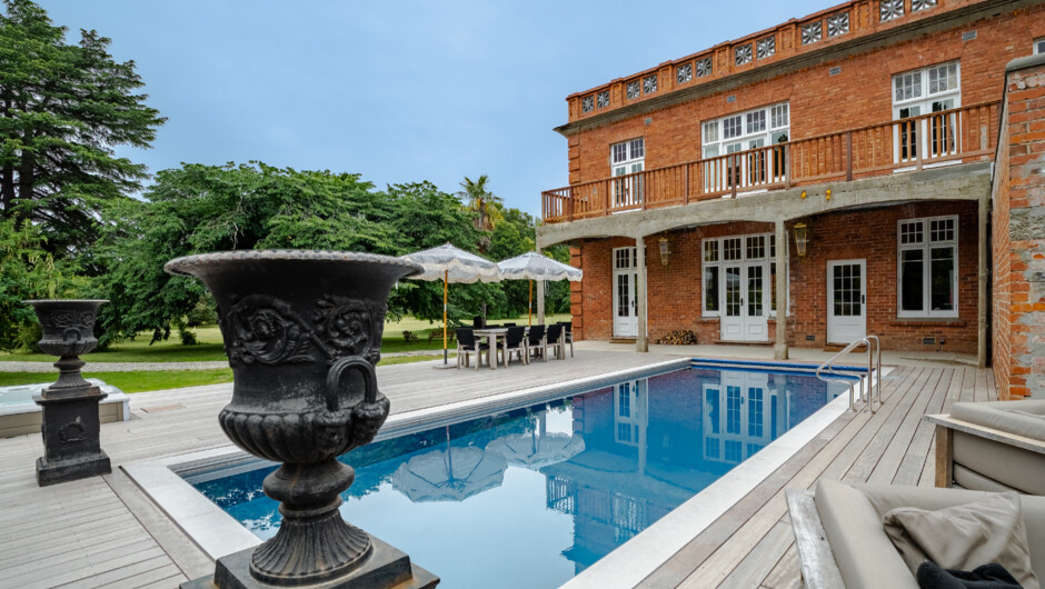 Pool and wellness deck with spa, ice bath and a finnish dry sauna.