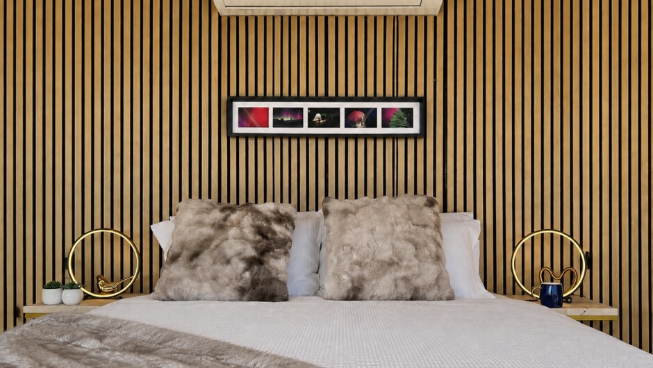 King bed and heat pump for ultimate comfort all year round