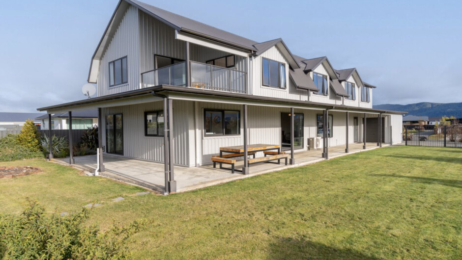 Acheron Homestead - Te Anau Holiday Home