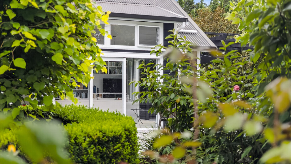 Private guesthouse accommodation surrounded by award-winning gardens at Treghan Lodge, Kerikeri, Bay of Islands.