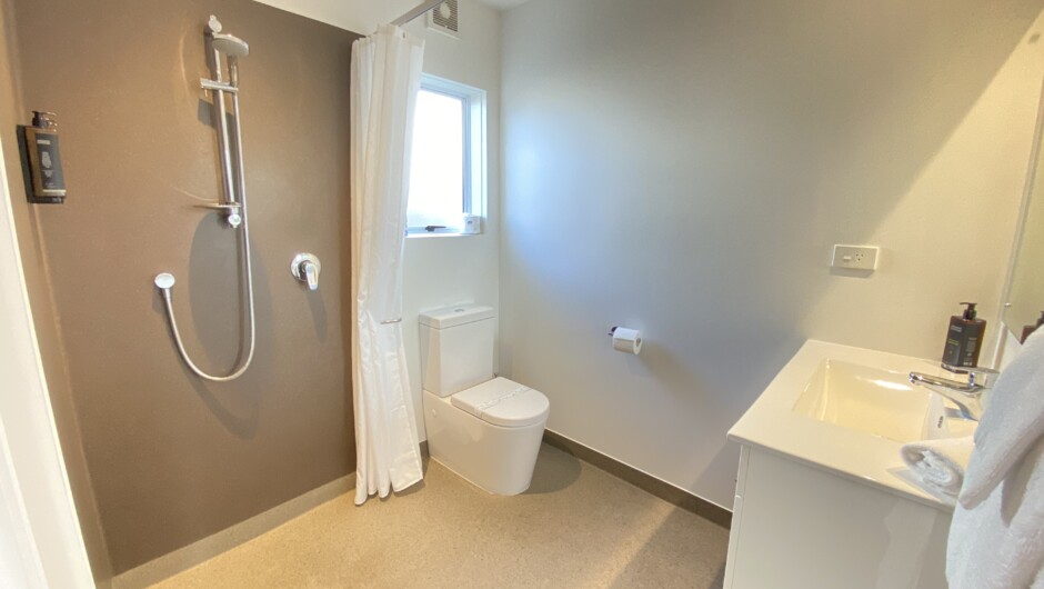 Walk-in showers with guest ammenities provided