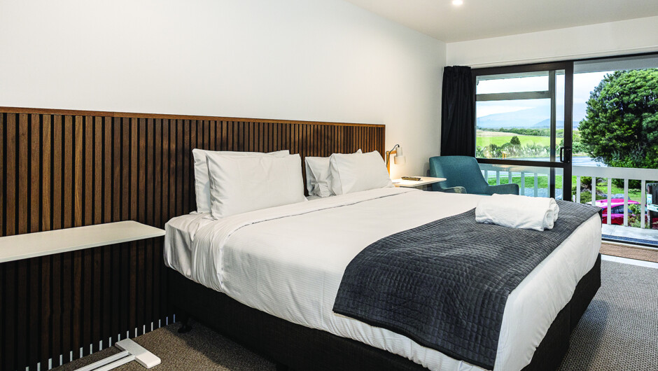Alpine Chalets Mountain View Executive - King / Twin Share