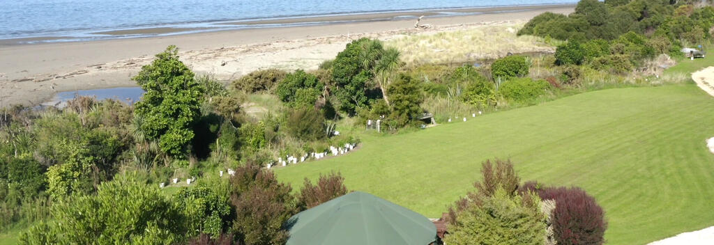 Wake up to the sound of ocean waves in this spacious yurt with private access onto the beach.