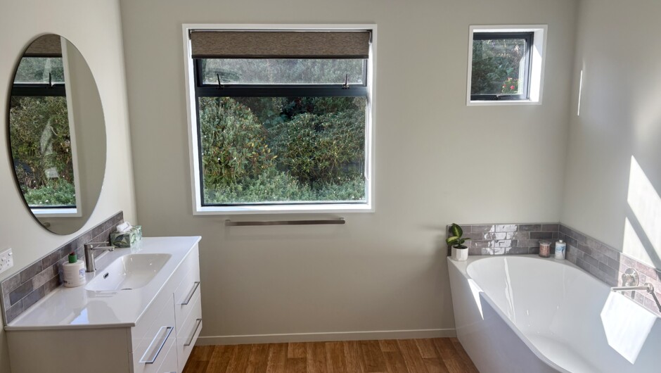 Guest bathroom in our hosted B&amp;B accommodation - Gumtree Farmstay