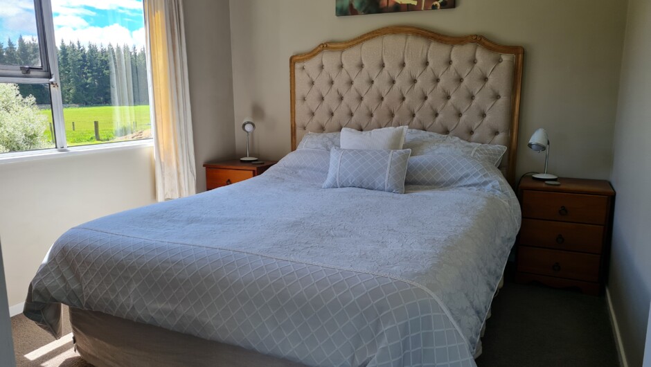 Queen bedroom, with wool underlay and electric blanket.