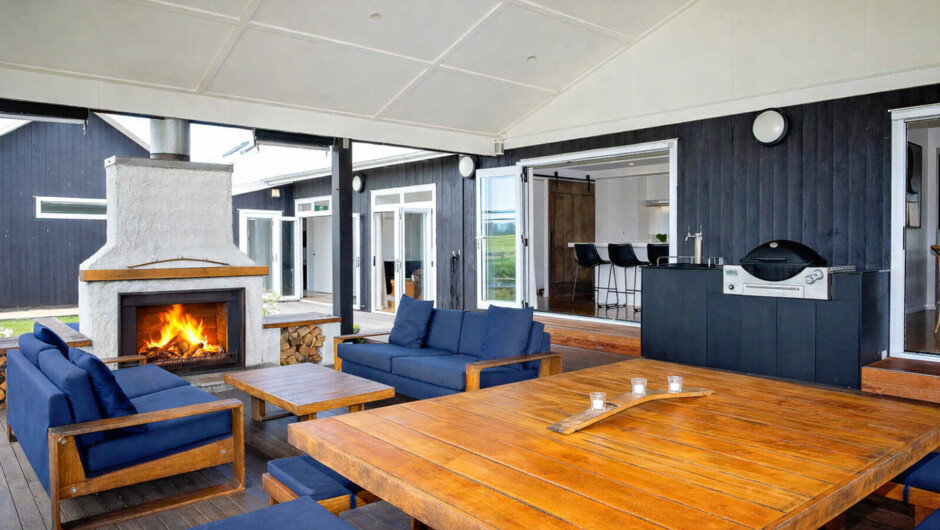 Covered Entertaining Area at Lawn Road Retreat
