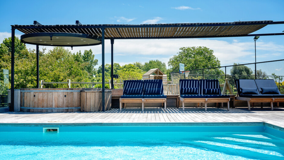 Pool and 14-16 Seater Hot Tub at Lawn Road Retreat