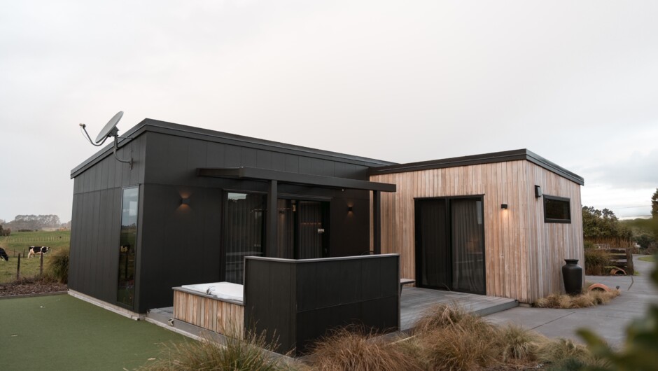Life next to a working farm. Andrea and her family live next door, with a few pets and livestock of their own. Don't be surprised if the neighbour's cows settle in for the night just over the fence - most guests find it's one of the most charming parts of