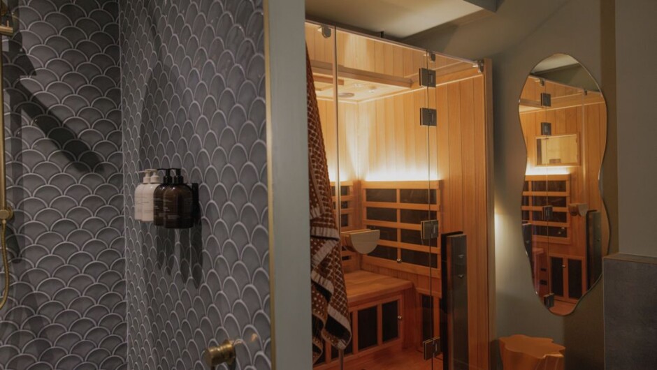 Private infrared sauna and ice bath room - Contrast Therapy