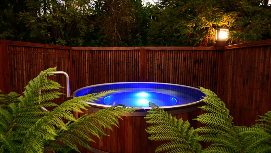 12 degree Celsius cold plunge tubs are available during your sauna