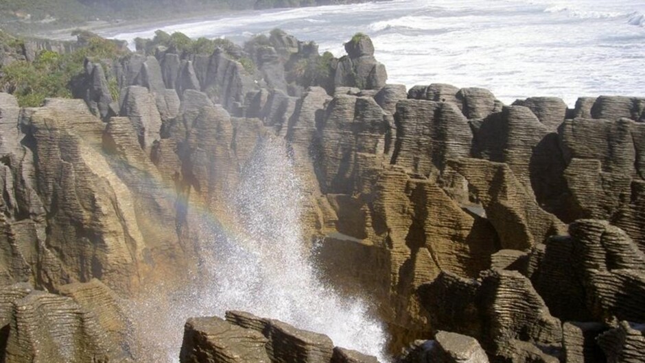 扁平的岩石海岸和峡谷
