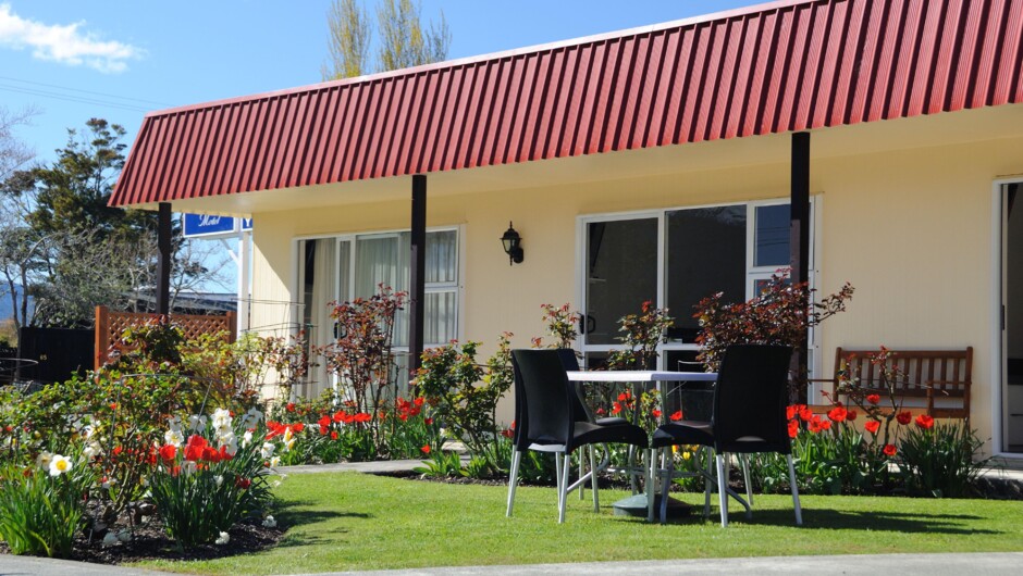 ASURE Amber Court Motel exterior in Spring