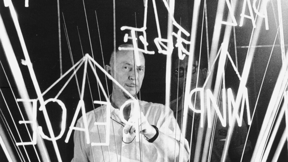 Len Lye with 'Fountain' 1959. Courtesy the Len Lye Foundation.