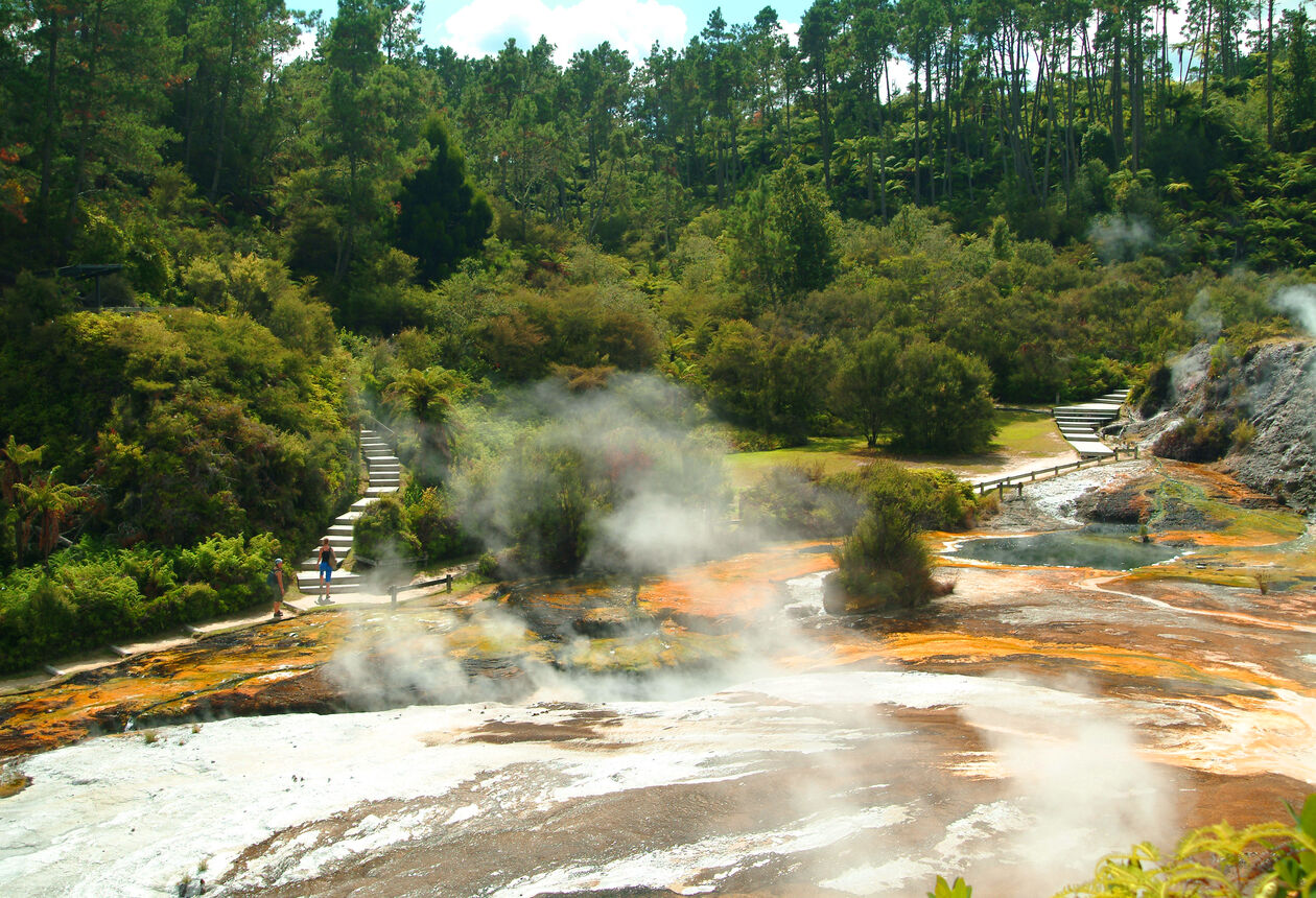 ロンリー・プラネットの旅行ガイドで「ニュージーランドでも最高の地熱地帯と言ってもよさそうだ」と紹介されています。　
