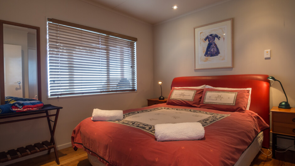 クィーンサイズのベッドルーム 1