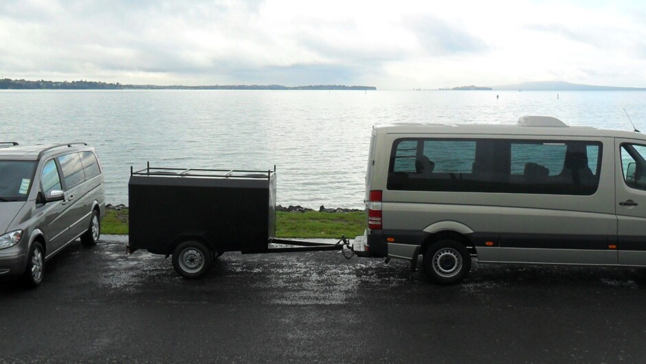 デラックスなメルセデスの車両でツアー