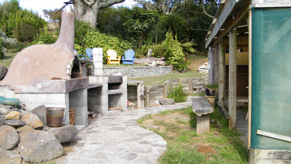 比萨烤炉,烧烤,和当地的花园