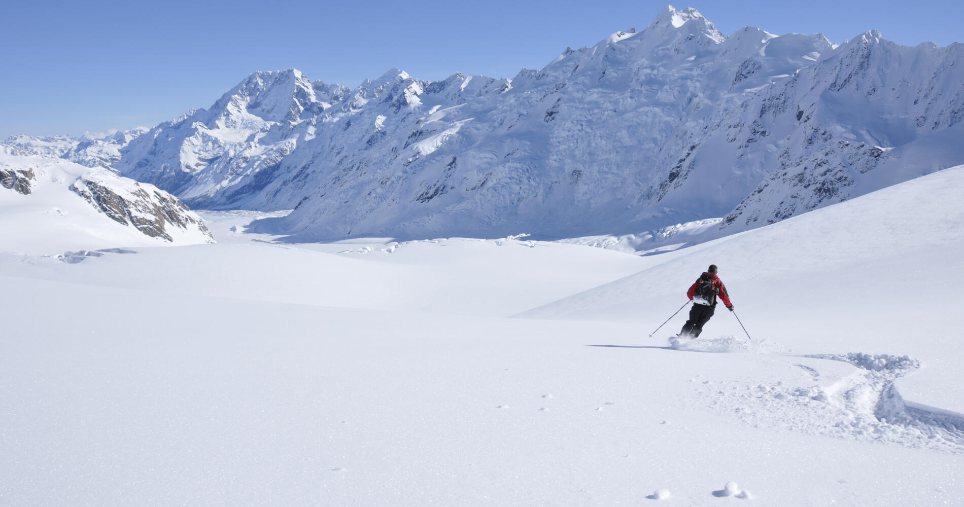 氷河を滑る アルプス山脈最大、アレッチ氷河をスキー滑走！ | FUNSWISS アルプス