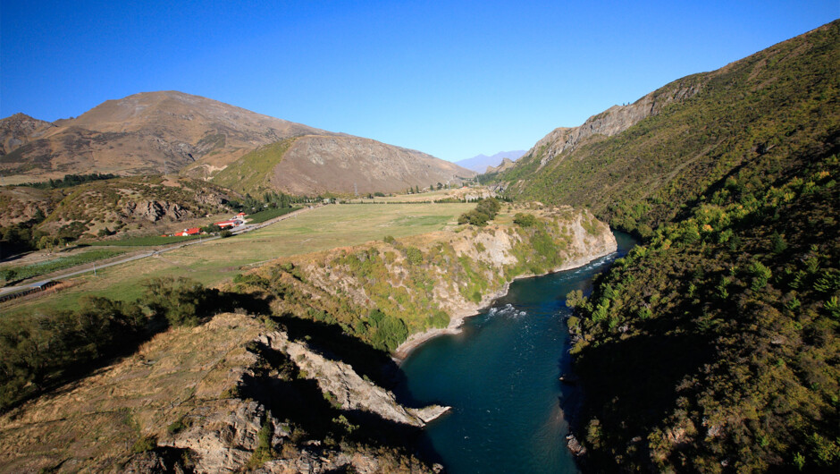 ギブストン・バレー・ワイナリーへようこそ。ニュージーランドのワインの名産地、セントラル・オタゴ地方クィーンズタウン郊外にあるワイナリーです。