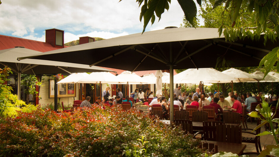 ワイナリーの中庭の屋外席で眺めを楽しみながらお食事を