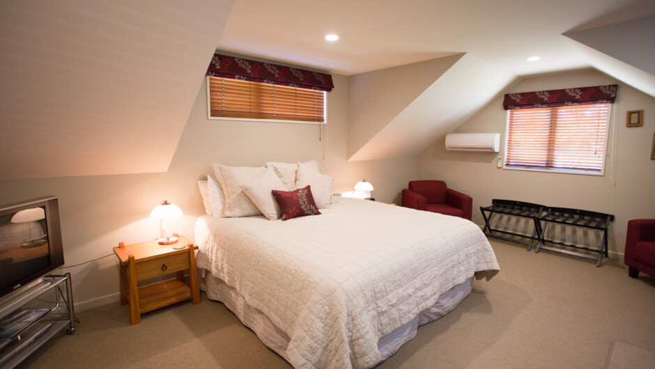 The Cardrona Room has a stunning private balcony with spectacular views of the lake and mountains.