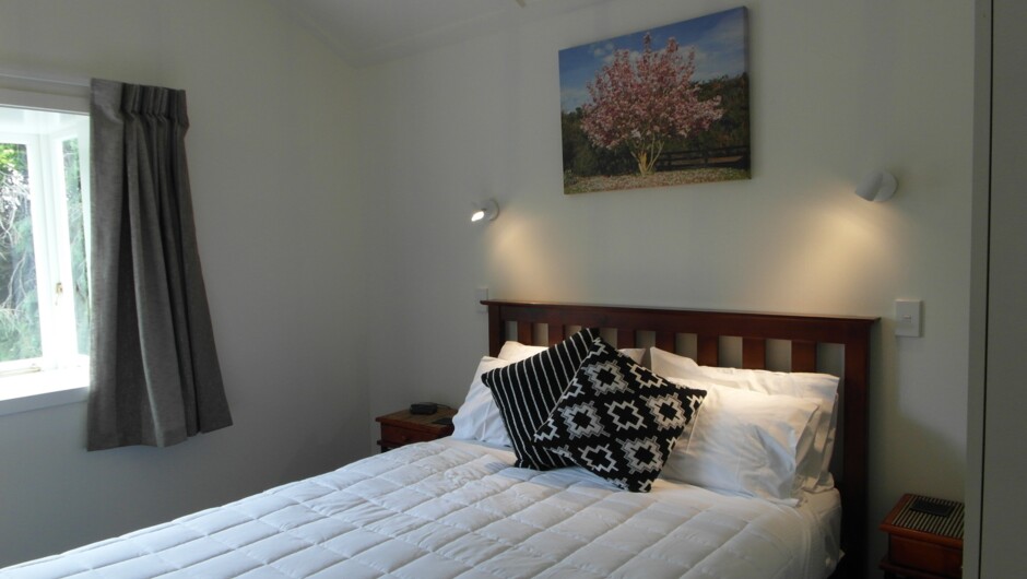 Queen Bedroom in 3 bedroom Cottage