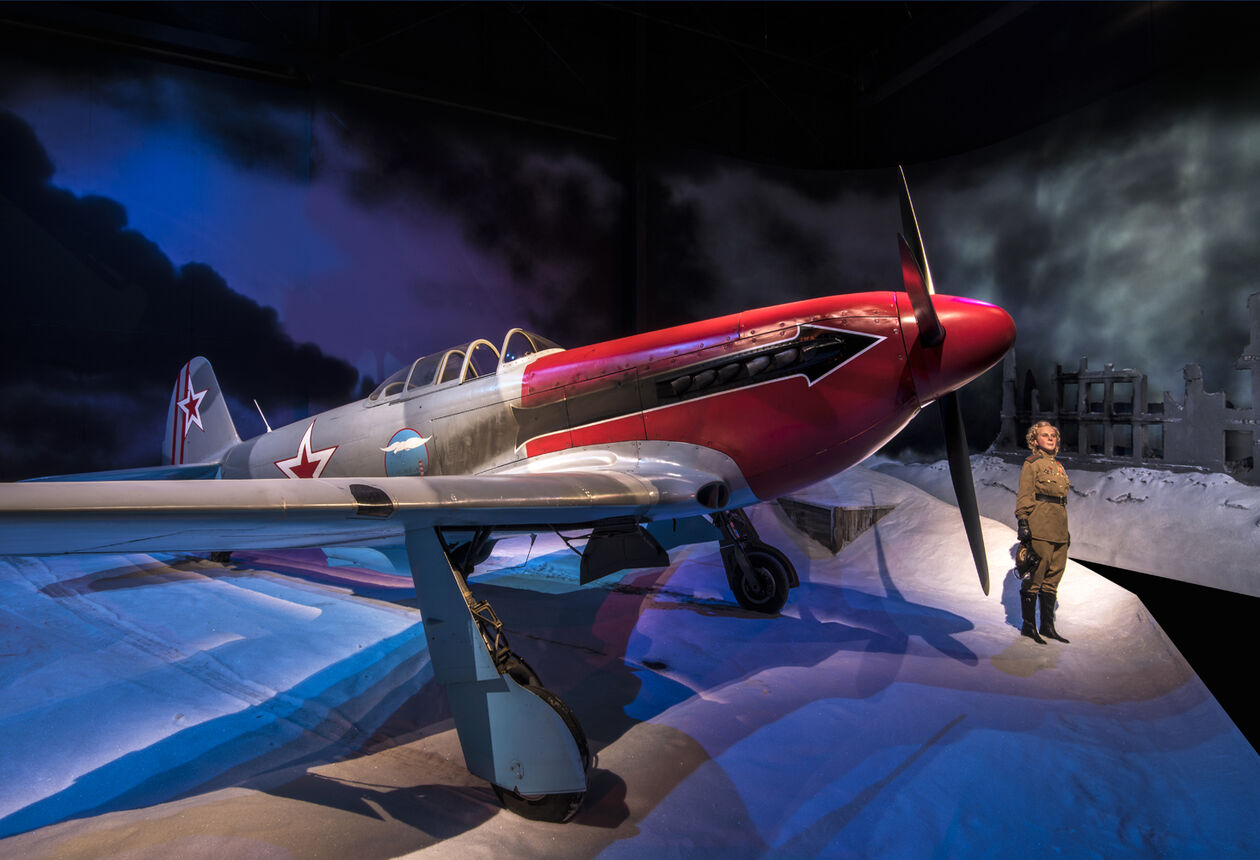 这里藏有全世界最为丰富的战斗机和战争文物，均为世界大战的遗世珍品，另外还藏有Wingnut影片公司制作的各种仿制品以及威塔工作坊的人型模特。第二次展览已经开放，为参观者讲述着第二次世界大战的故事。