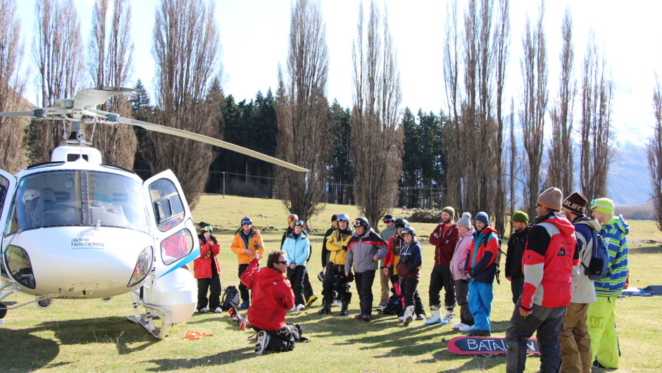 サザンレイクスヘリスキーでは、ヘリスキー前の安全注意事項の説明を日本人のお客様には日本人ガイドが日本語にて行います。