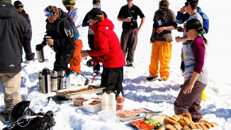 ヘリスキーの楽しみの一つであるランチタイム。山の中で食べるランチはまた格別です