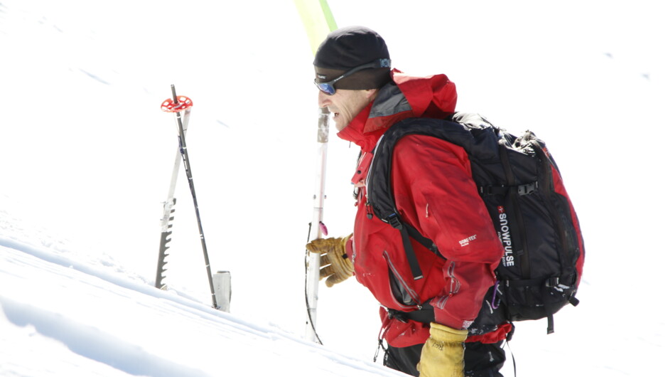 サザンレイクスヘリスキーのモットーはお客様の安全第一です。
雪崩の危険性を知るスノーチェックは毎回行います。