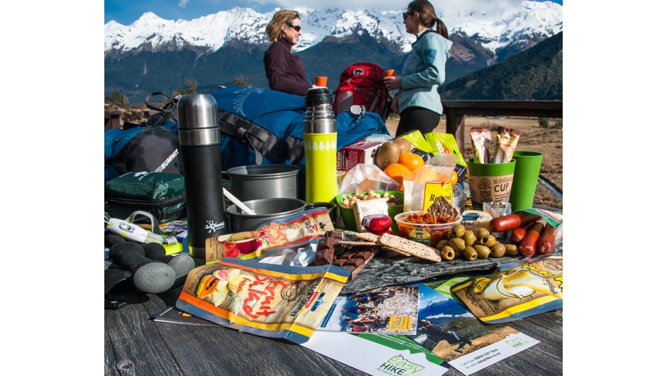 ハイキングの食べ物と装備は、お客様のウォーキングが始まる前に宿泊施設へ運ばれます。