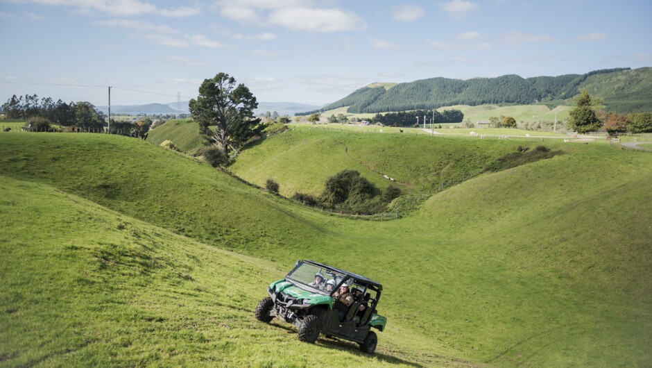 아그로돔의 백컨트리 어드벤처에 참여해 습지, 과수원, 목초지, 가파른 언덕을 넘는 모험을 즐긴다.